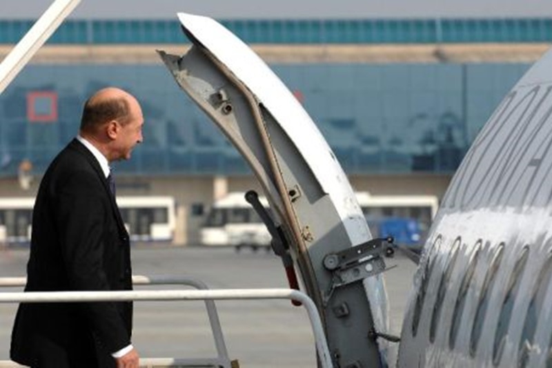 Chipurile preşedintelui. Dialogurile nefilmate ale lui Traian Băsescu la 10.000 de metri altitudine
