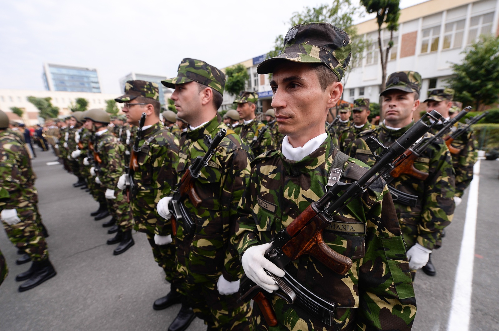 Toţi tinerii români ar putea face armata. Proiectul de lege al PSD este la Camera Deputaţilor