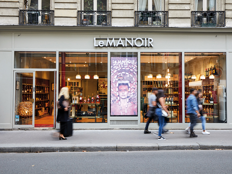 Un antreprenor român, care a făcut mai multe magazine în România, s-a extins şi în Paris, deschizând un magazin chiar lângă turnul Eiffel. Le vinde francezilor ce le place cel mai mult 
