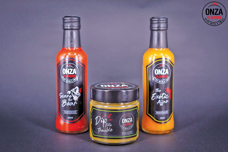 Sosurile picante Onza Flavours sunt produse la Sighişoara, iar vânzarea lor momentan se face în mediul online. În perioada următoare însă, antreprenorul vrea să ducă brandul şi în câteva puncte de vânzare fixe