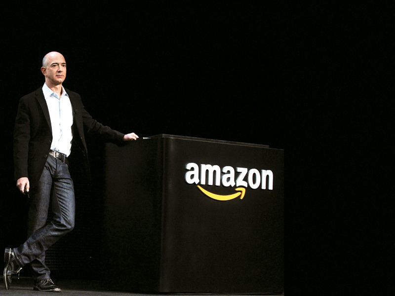 Amazon, noul simbol al sclaviei moderne: În timp ce Jeff Bezos îşi renovează vila cu 25 de băi, angajaţii săi sar peste pauzele de toaletă pentru a-şi respecta termenele limită