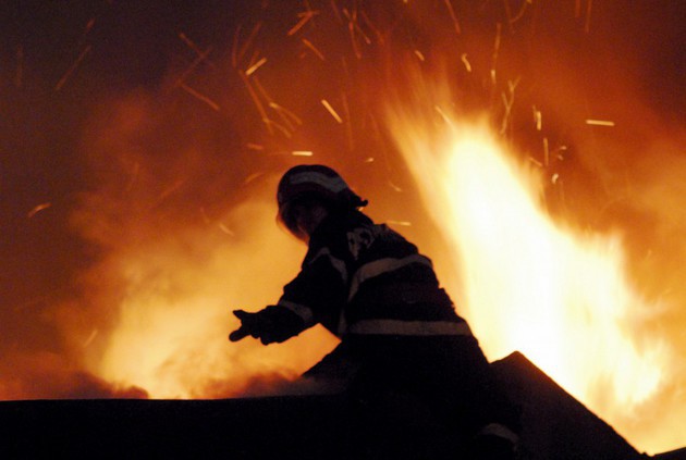 Incendiu în Bucureşti, miercuri dimineaţă. Focul arde pe 1.000 de metri pătraţi