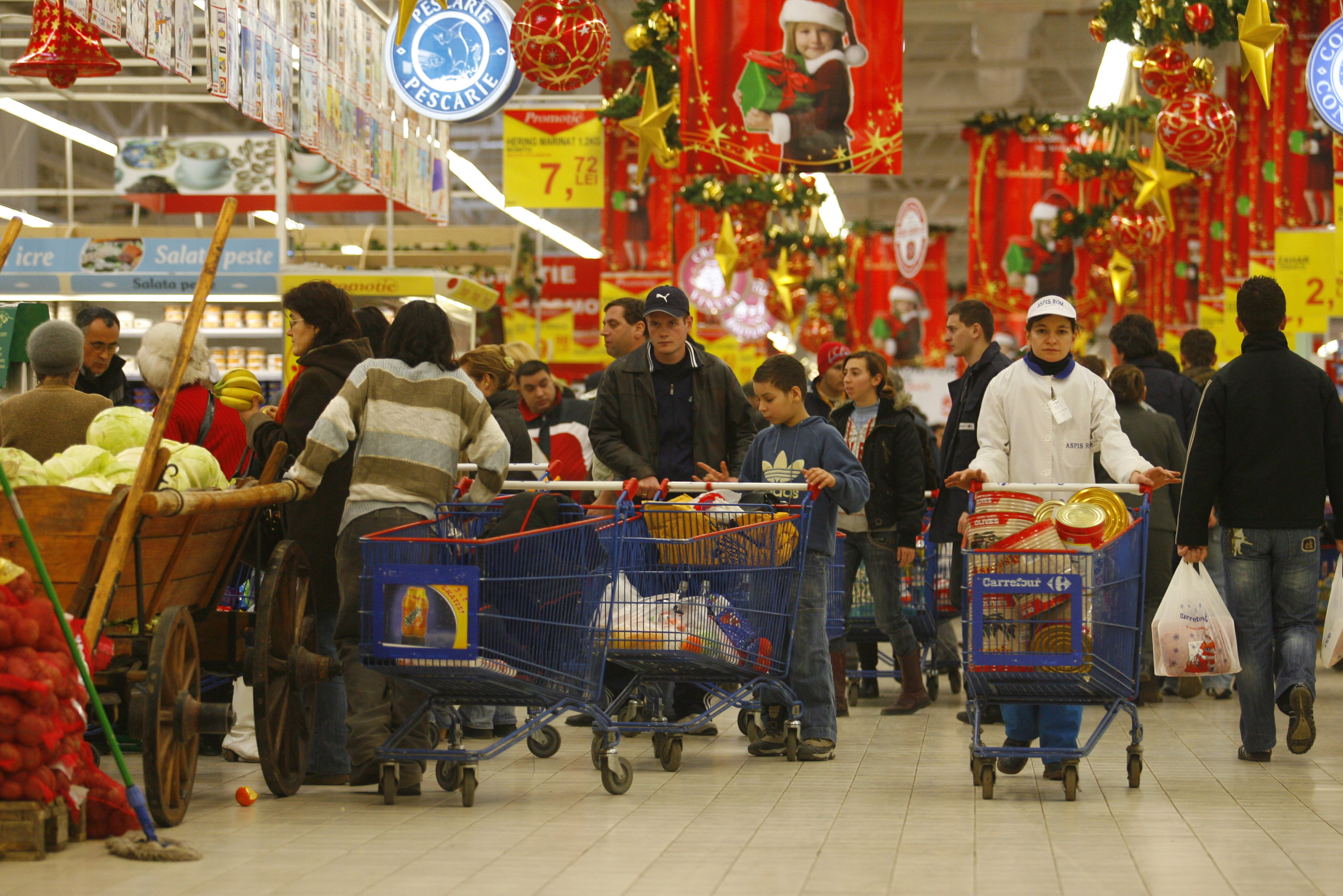 Masa de Crăciun. Cât costă acelaşi coş de produse la Mega Image, Billa, Auchan, Carrefour, Cora şi Kaufland