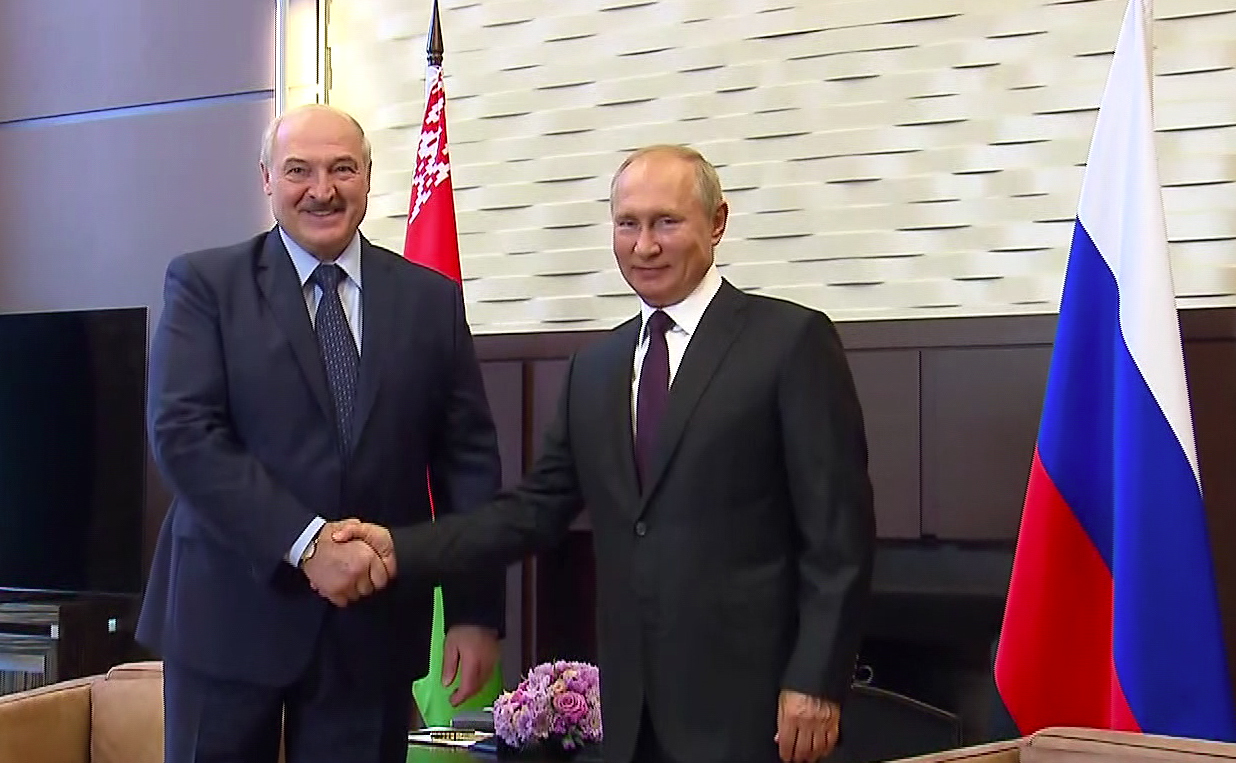 Ucraina spune că a fost supusă astăzi unui "bombardament masiv" venit din Belarus.  Alexander Lukaşenko se întâlneşte astăzi cu Vladimir Putin