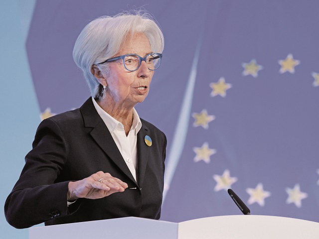 Lupta cu inflaţia este din ce în ce mai complicată. Christine Lagarde avertizează că BCE va acţiona "într-un mod hotărât şi susţinut" pentru a combate inflaţia record din zona euro. "Inflaţia în zona euro este indezirabil de ridicată şi se preconizează că va rămâne aşa pentru o perioadă de timp"