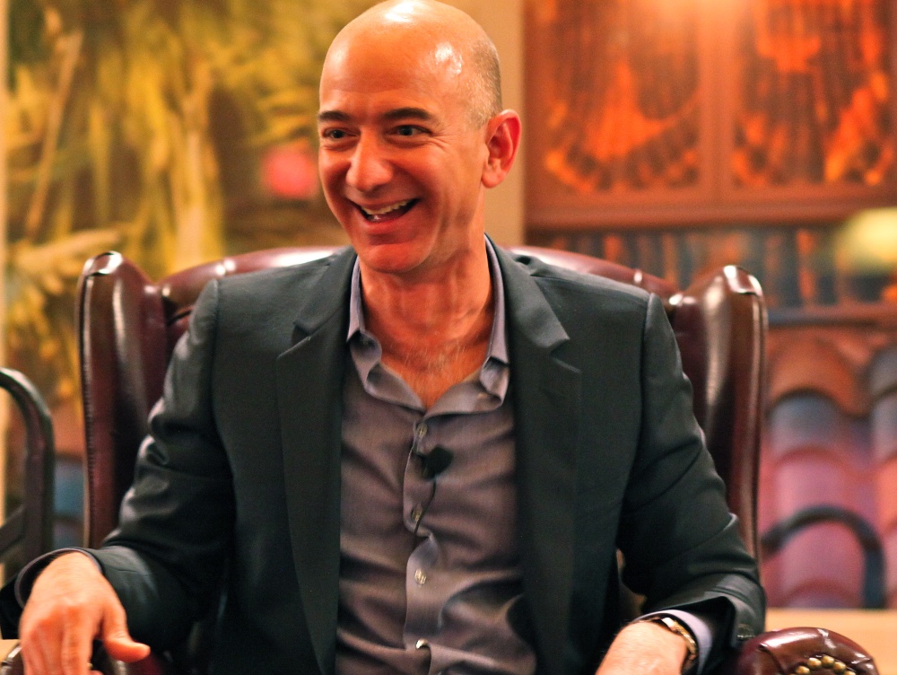 Giganţii sângerează. Amazon devine prima companie listată din istorie care atinge un prag ”negru”: a pierdut peste 1.000 de mld. de dolari din capitalizare într-un an. Din cauza prăbuşirii preţului acţiunilor retailerului, Jeff Bezos valorează acum 113 miliarde de dolari, după ce a început anul cu 192,5 miliarde de dolari