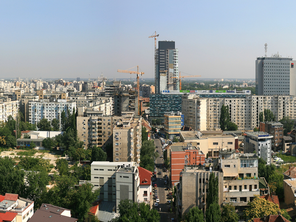 Bucureştiul este pe locul trei în topul marilor oraşe europene cu cele mai accesibile şi ieftine locuinţe, depăşit doar de Bruxelles şi Sofia. Pentru a cumpăra un apartament de 70 mp, în Bucureşti sunt necesare 96,2 salarii medii, în timp ce în Praga costă 196,7 salarii medii, iar în Varşovia 165,3
