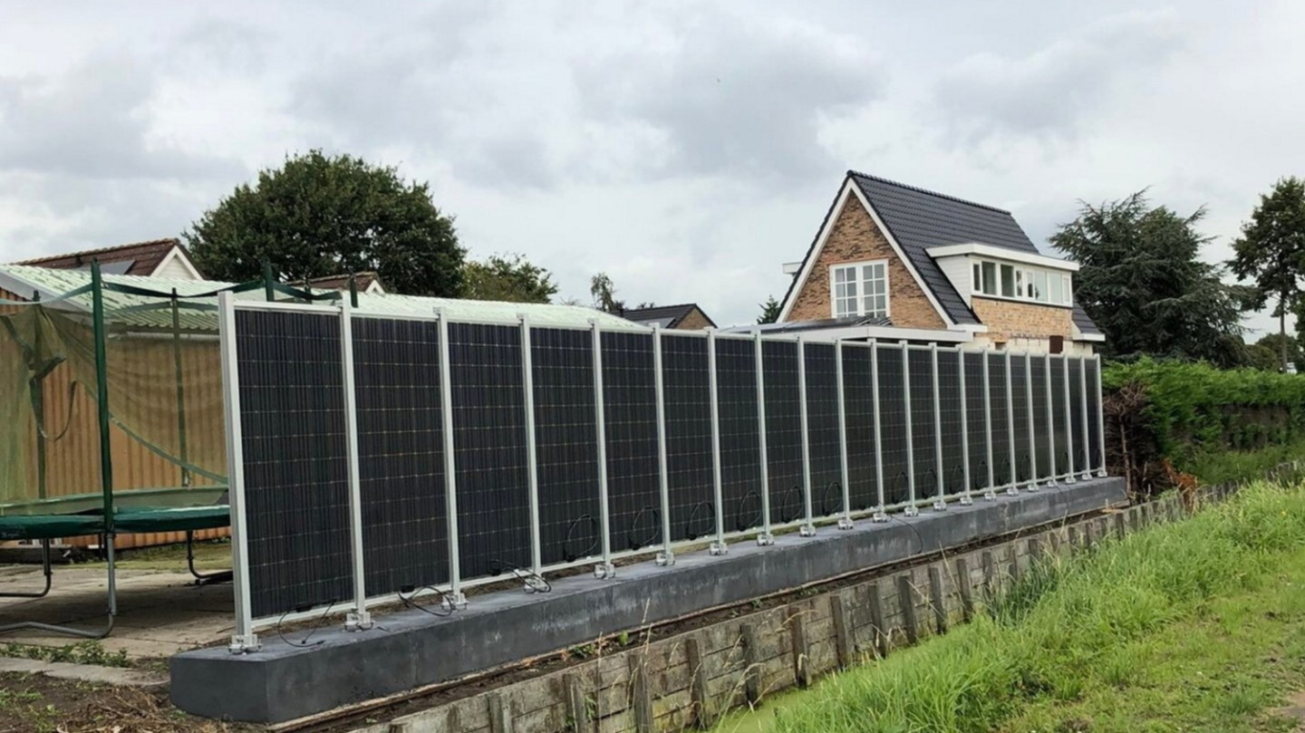 Panourile fotovoltaice au devenit atât de ieftine încât sunt folosite pentru a construi garduri