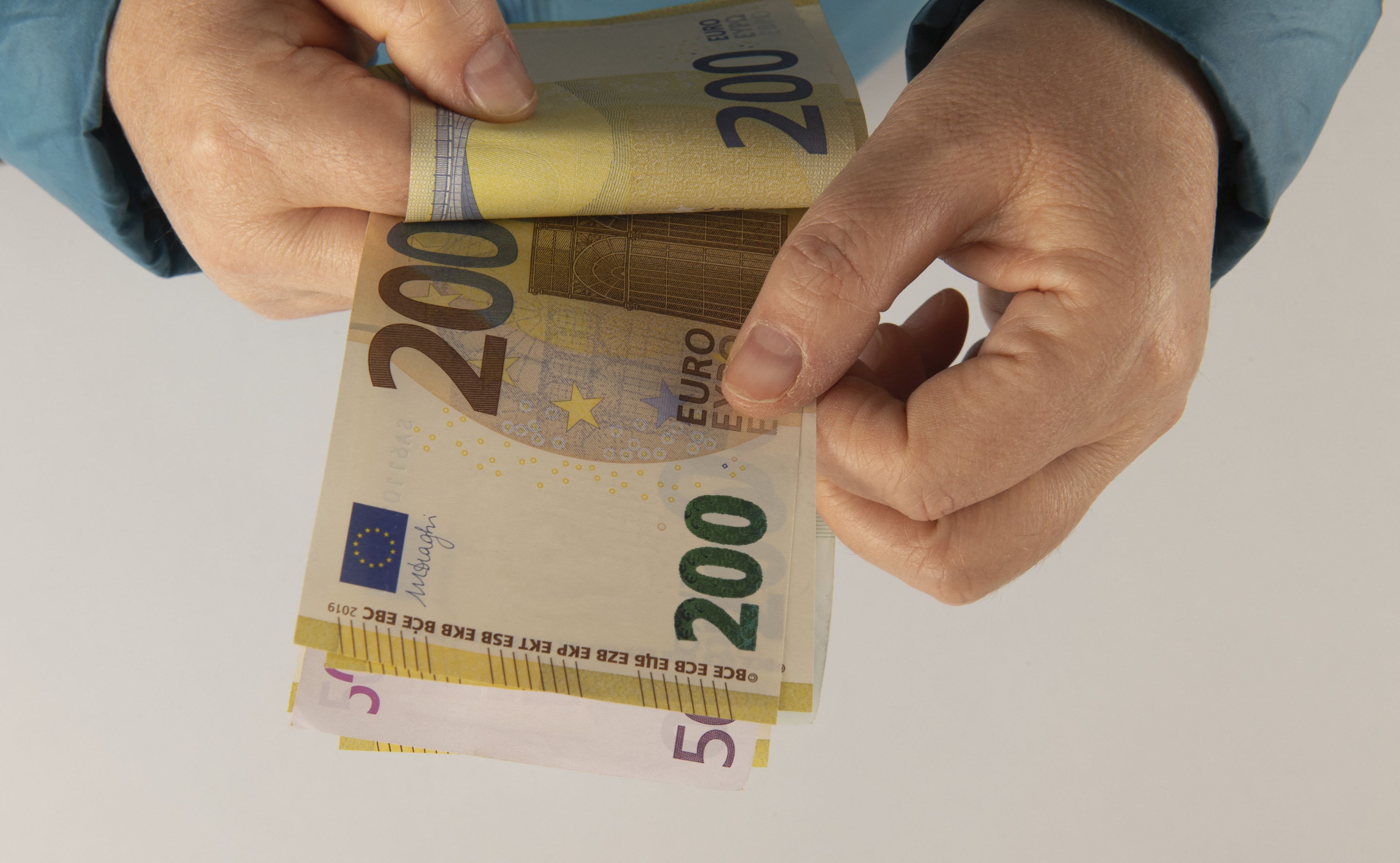 Euro a coborât la cel mai scăzut nivel din acest an, după ce s-a prăbuşit în raport cu dolarul 