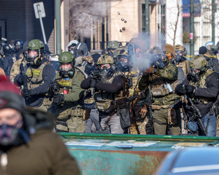 Criza internă din SUA se adânceşte: Protestele s-au extins în întreaga ţară, după ce a doua victimă a fost împuşcată de agenţii ICE în Minneapolis. Liderul democraţilor din Senat a promis că va bloca guvernul dacă Republicanii nu taie finanţarea pentru Ho