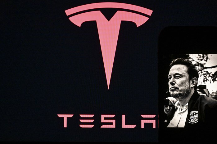 Tesla renunţă la două modele emblematice pentru a investi 2 mld. dolari în xAI: Model S şi Model X nu vor mai fi produse începând din T2 2026, după ce producătorul auto a anunţat prima scădere a veniturilor din istoria sa 