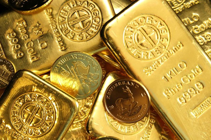 Investitorii sunt euforici după nominalizarea lui Kevin Warsh de către Donald Trump pentru funcţia de preşedinte al Rezervei Federale a SUA: Dolarul se apreciază, iar metalele preţioase încep să scadă puternic. Aurul scade cu 5% imediat după anunţ, iar ar