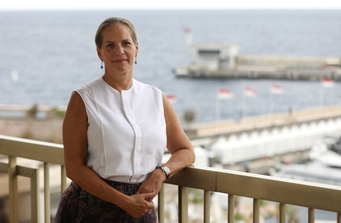 Principalul articol din FT: Cum a ajuns faimoasa dinastie de Rothschild să aibă legături cu Jeffery Epstein? Când grupul bancar Edmond de Rothschild a intrat în dificultate, Ariane de Rothschild, care era la conducerea băncii elveţiene, a apelat la Epstei