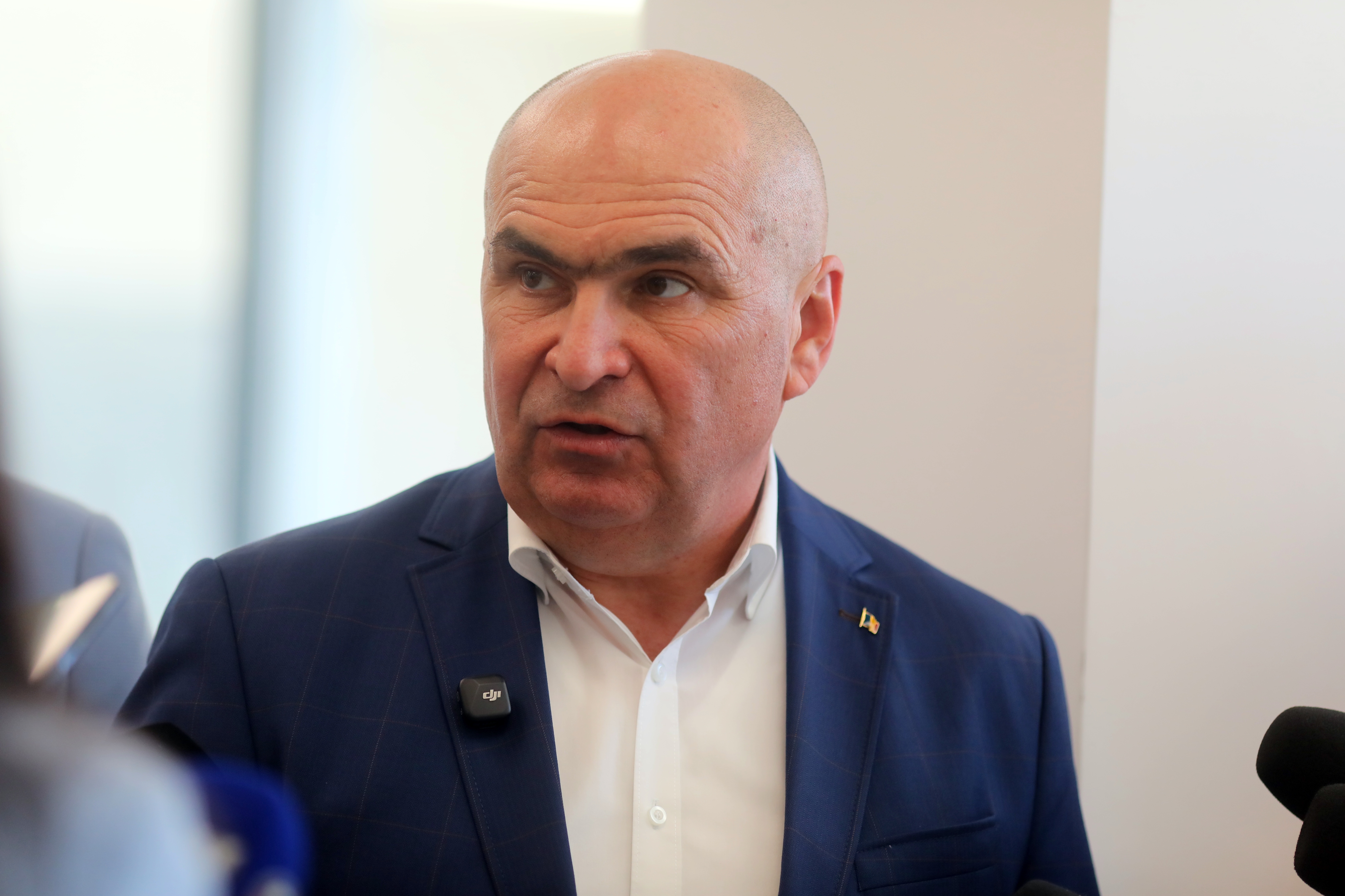 Financial Times pune la colţ România: ”Societatea...