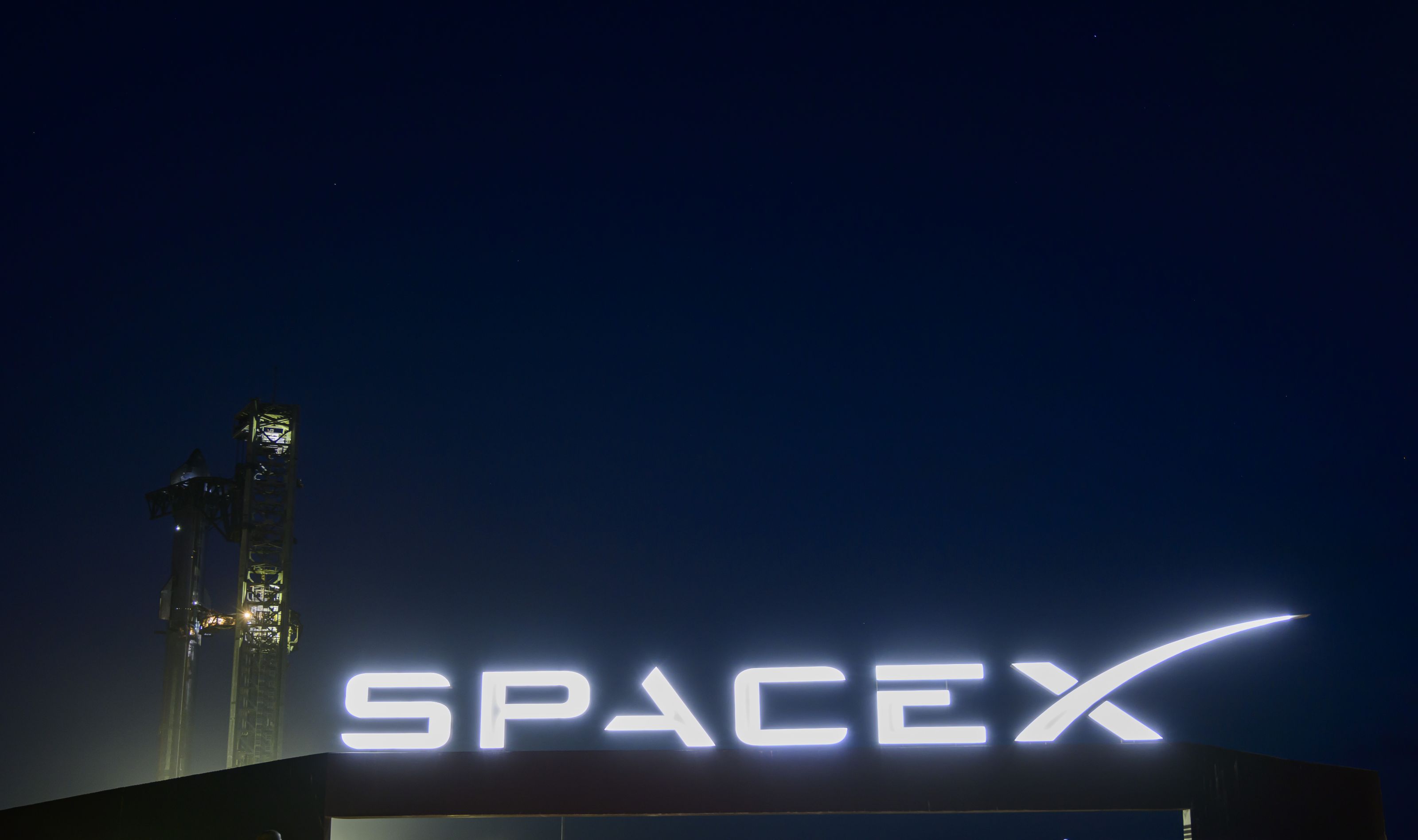 Pentru a câştiga cursa în spaţiu, SpaceX vrea să câştige şi cursa AI: Compania lui Elon Musk încearcă să atragă 40 de miliarde de dolari într-o rundă de finanţare condusă de Apollo Global Management, pentru a cumpăra cipuri Nvidia. Suma uriaşă va merge către centre de date şi infrastructură pentru AI