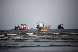 Cât câştigă căpitanii de pe petrolierele care traversează Strâmtoarea Hormuz: 100.000 de dolari pe lună, la care se adaugă un bonus de 50.000 de dolari pentru fiecare cursă. Cât primeşte un marinar obişnuit
