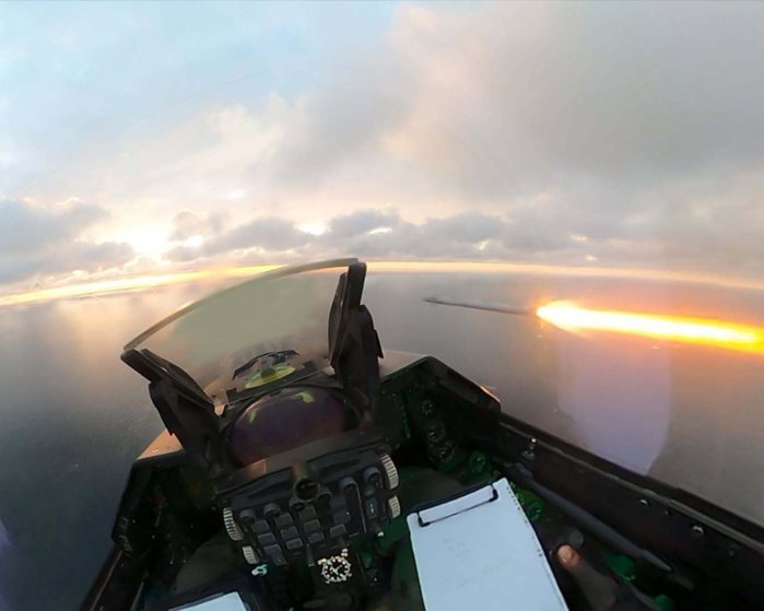 FOTO. „Ţinte reperate, identificate, angajate şi neutralizate!” Arma Română publică imagini din misiunea în care avioanele F-16 au doborât două drone deasupra Mării Negre