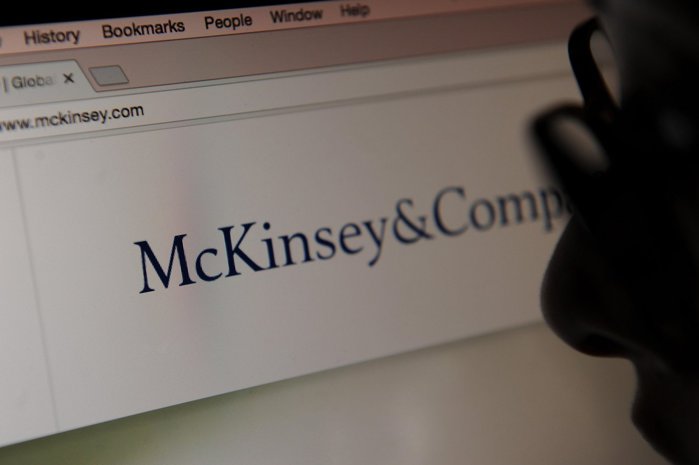 Marile firme de consultanţă cresc masiv salariile de început. McKinsey, BCG şi Bain oferă 200.000 de dolari pe an şi se luptă cu firmele de AI pentru absolvenţii de top