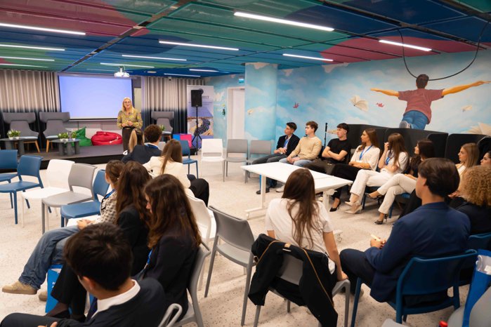 Ce nu se vede în spatele unui business de succes? VISIO a adus peste 200 de liceeni faţă în faţă cu antreprenorii din România. Alexandra Munteanu, fondatoarea VISIO: Ne-am propus să aducem o perspectivă realistă asupra antreprenoriatului