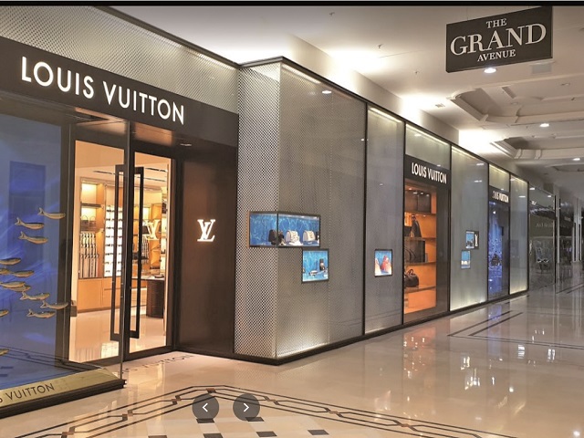 Etalonul pieţei de lux. Magazinul Louis Vuitton de la Bucureşti a avut rezultate record în 2019, după un avans de peste 20% al afacerilor şi al profitului net. Brandul de lux este unul dintre puţinele prezente direct pe piaţa locală, majoritatea mărcilor din această piaţă sunt aduse în sistem de franciză