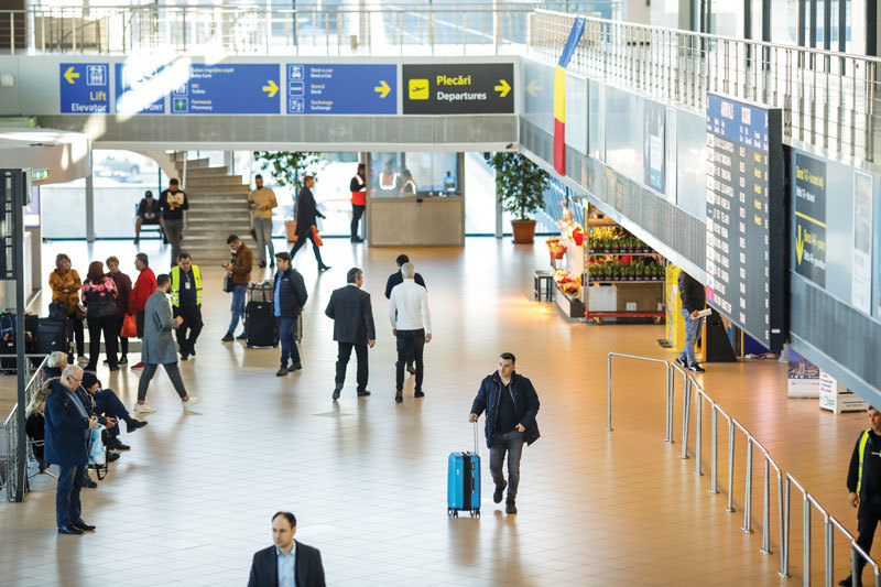 Otopeniul, cel mai mare aeroport, rămâne în urmă. Aeroporturile din Timişoara, Cluj şi Sibiu sunt echipate cu sisteme moderne de securitate care elimină limitarea lichidelor în bagajul de mână