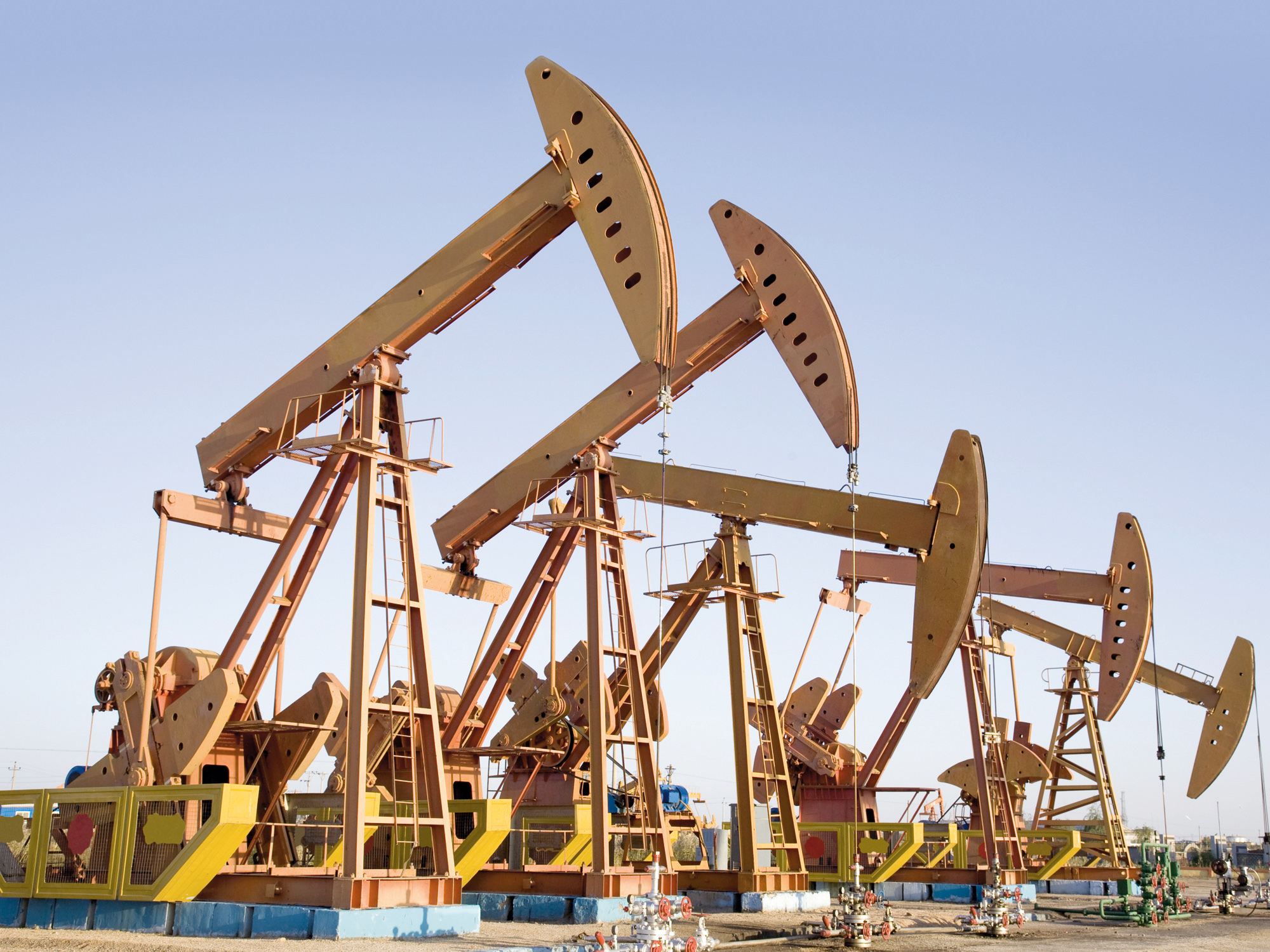 Preţul petrolului ar putea scădea la 60 dolari pe baril, dacă OPEC nu decide joi să retragă de pe piaţă un milion de barili pe zi