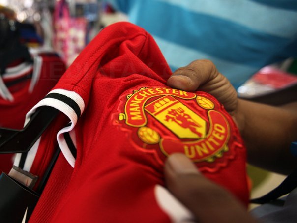 Cum arată un contract de sponsorizare din fotbal: Adidas plăteşte 900 de milioane de lire sterline pentru a sponsoriza Manchester United