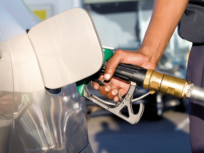 Guvernul a aprobat returnarea a 4 cenţi din acciza la combustibili