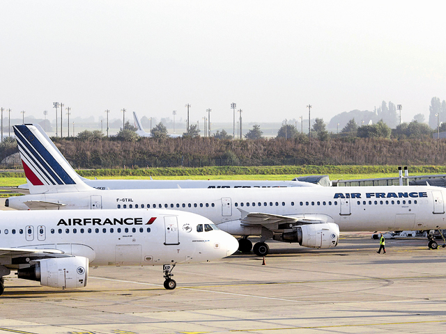 Peste jumătate din avioanele Air France rămân la sol. Piloţii ies în stradă, pentru prima dată de la începutul grevei 