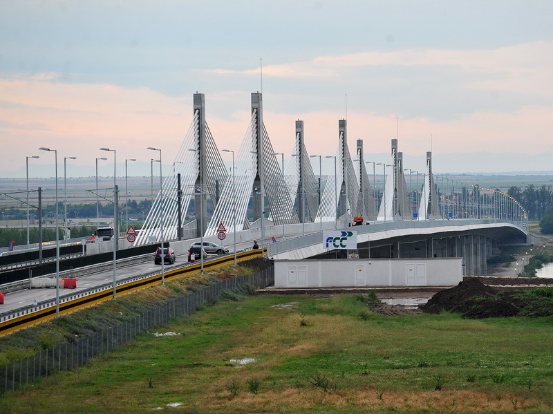 Guvernele României şi Bulgariei au semnat un memorandum prin care se angajează să înceapă construcţia a două noi poduri peste Dunăre