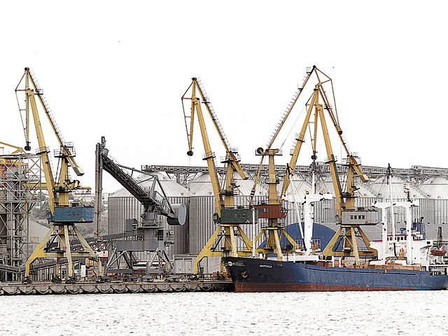 Portul Constanţa se menţine cu trafic de peste 55 milioane de tone de marfă în 2014
