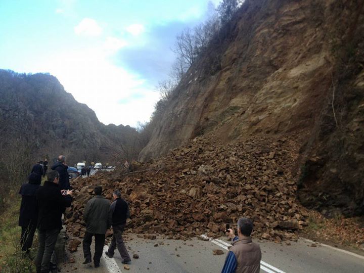 engineering potato Recommended Cum arată alunecarea de teren de pe Valea Oltului care a blocat astăzi  circulaţia