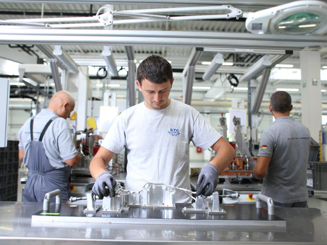 Hala de producţie are o suprafaţă de 4.000 mp şi este destinată doar producţiei de conducte de înaltă presiune pentru motoarele pe benzină Mercedes-Benz
