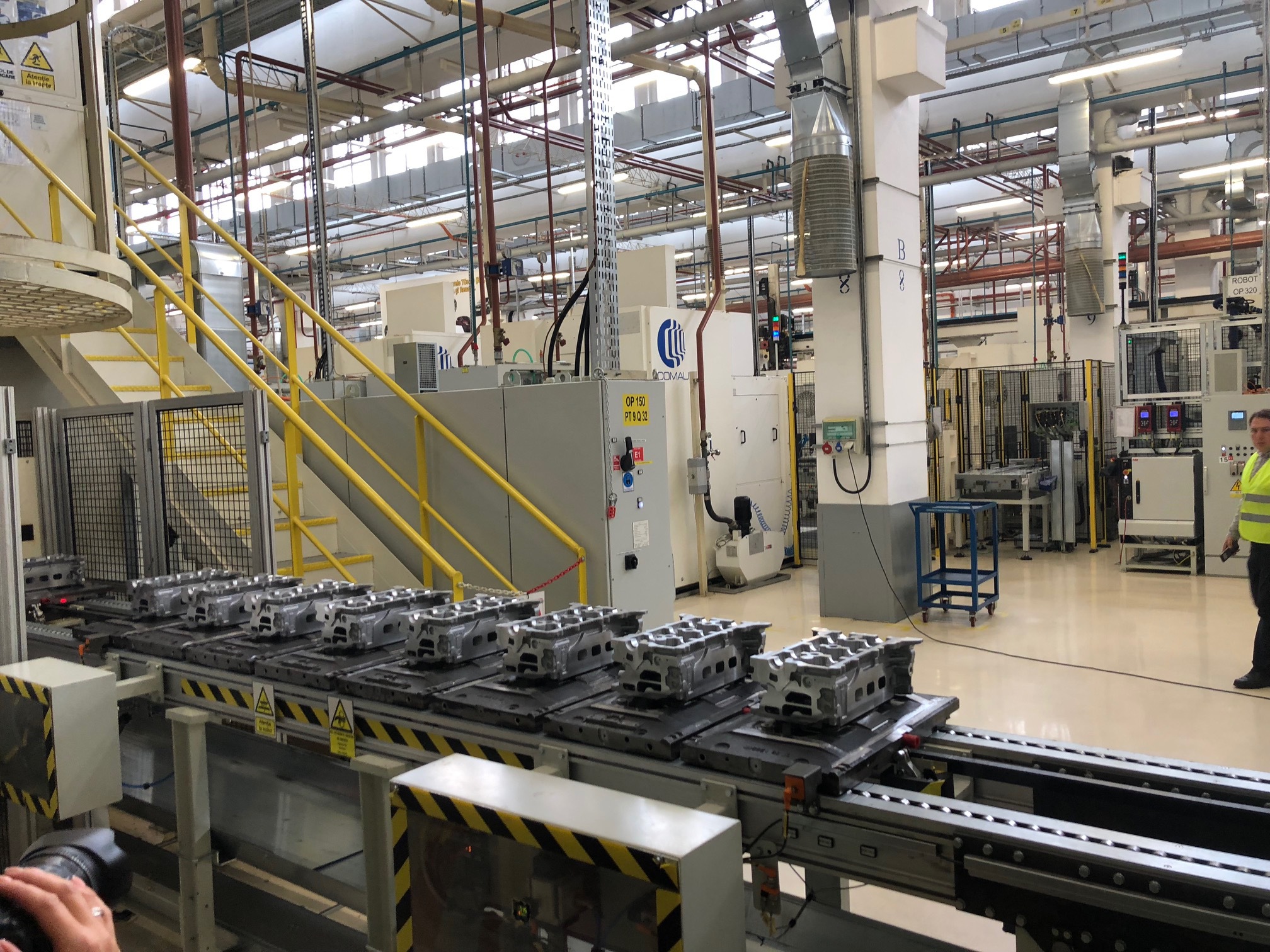 Robotizarea uzinei Dacia continuă: în prezent în fabrică există peste 800 de roboţi şi vehicule autoghidate pentru transportul pieselor