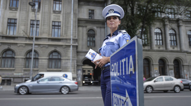 ProMotor: Poliţia Română informează despre luminile de avarie şi flash-urile folosite când nu trebuie