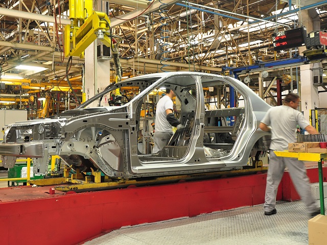 O veste extrem de proastă: Dacia amână reluarea producţiei la Mioveni fără să anunţe un nou termen de redemarare a producţiei, ceea ce va afecta şi mai mult economia 