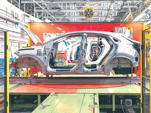 Bilanţul a două săptămâni pierdute în industria auto locală: afaceri de 1,5 mld. euro în minus, peste 200.000 de angajaţi afectaţi şi 26.000 de maşini care nu s-au mai produs