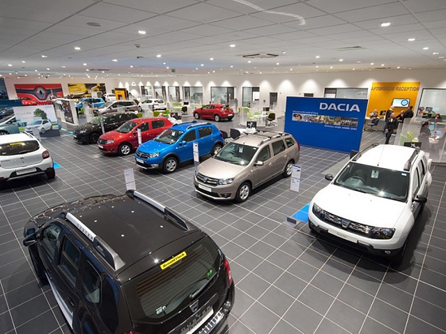 Marţi, Dacia dă semnalul redeschiderii economiei: Platforma de la Mioveni reia parţial activitatea. O treime din angajaţii din auto revin la muncă de săptămâna aceasta, însă pentru un dezgheţ complet Vestul trebuie să redeschidă showroomurile de maşini