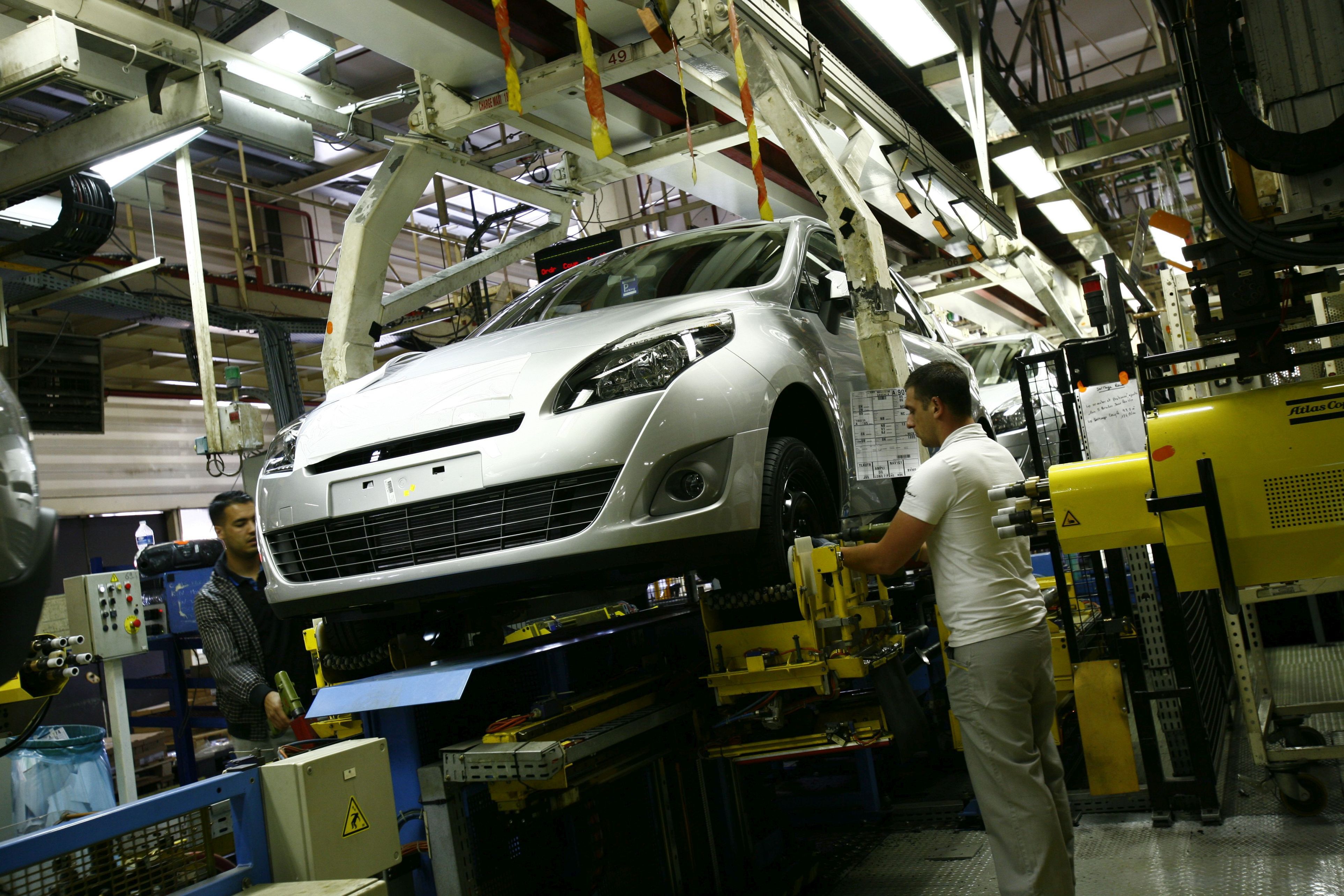 #trebuiesarepornimbusinessul. Aproape 150.000 de salariaţi din auto s-au întors la fabrici săptămâna aceasta