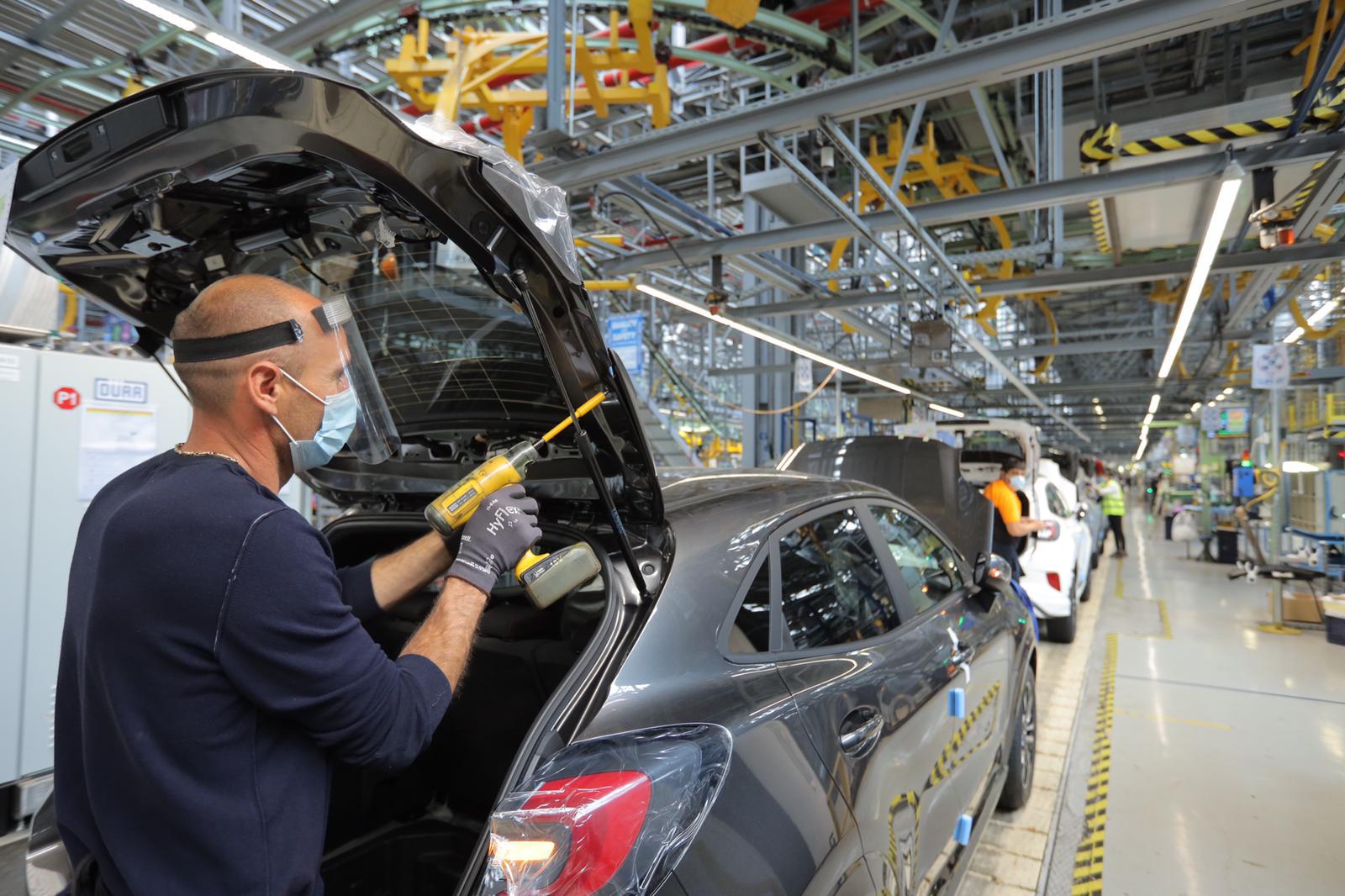 Uzina Ford Craiova revine la producţia în trei schimburi şi din nou produce 1.000 de maşini pe zi în Bănie