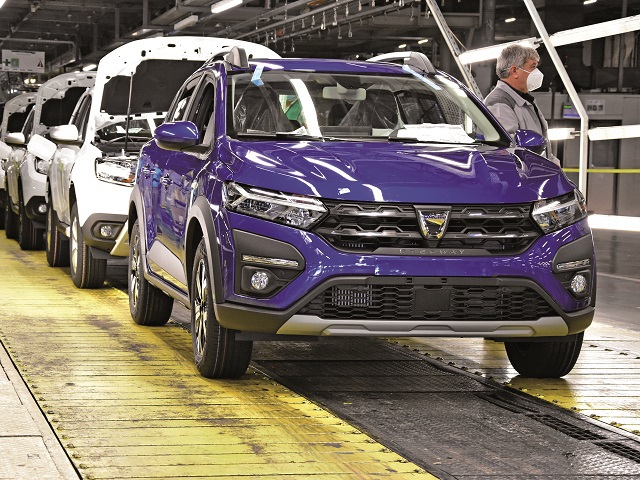 Automobile Dacia a demarat producţia noilor modele Sandero Stepway&Logan. Uzina Dacia produce în prezent 1.300 de maşini pe zi, limita fiind determinată şi de normele de distanţare impuse de pandemie