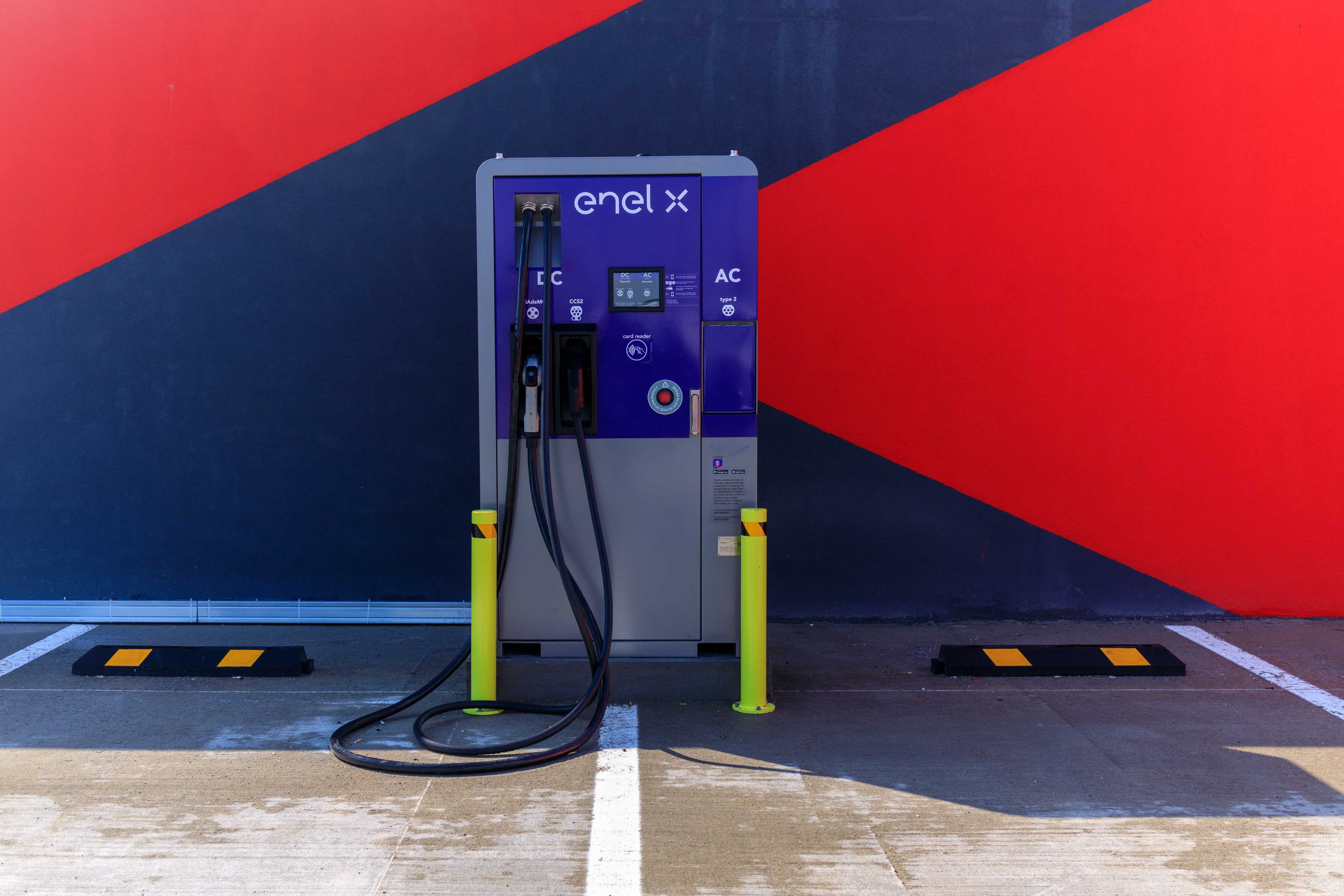 effective Bleed zoom Enel duce staţiile de încărcare rapidă pentru maşinile electrice în mai  multe centre comerciale deţinute de