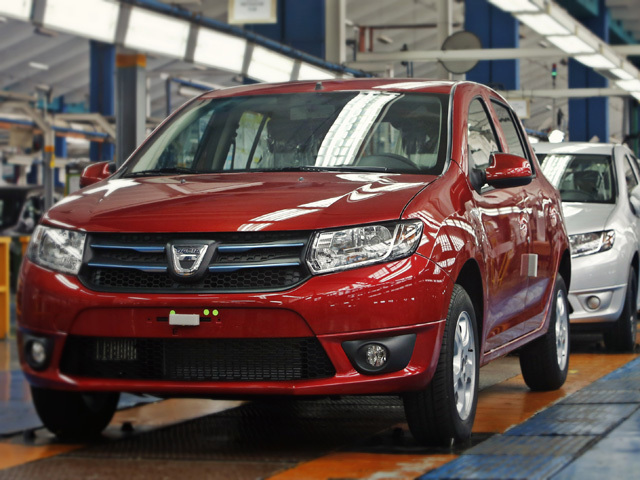 Cota Dacia din totalul vânzărilor Grupului Renault a crescut în 2021, în ciuda scăderii producţiei cauzate de criza microcipurilor. România s-a plasat pe locul al 13-lea la nivelul Uniunii Europene în octombrie cu 9.600 de maşini noi înmatriculate, în scădere cu 23%