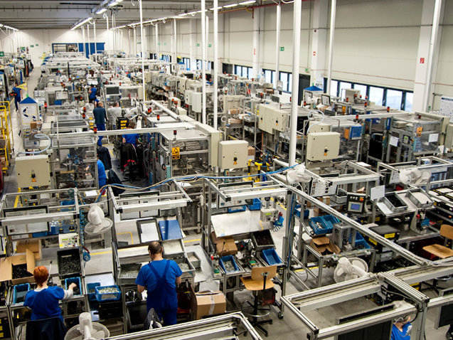 Suedezii de la Autoliv au ajuns la 10.000 de angajaţi în cele şase fabrici din România. Autoliv deţine pe piaţa locală fabrici în Braşov, Lugoj, Sfântu Gheorghe, Reşiţa, Oneşti şi Rovinari, cea din urmă fiind inaugurată de suedezi în toamna anului 2019