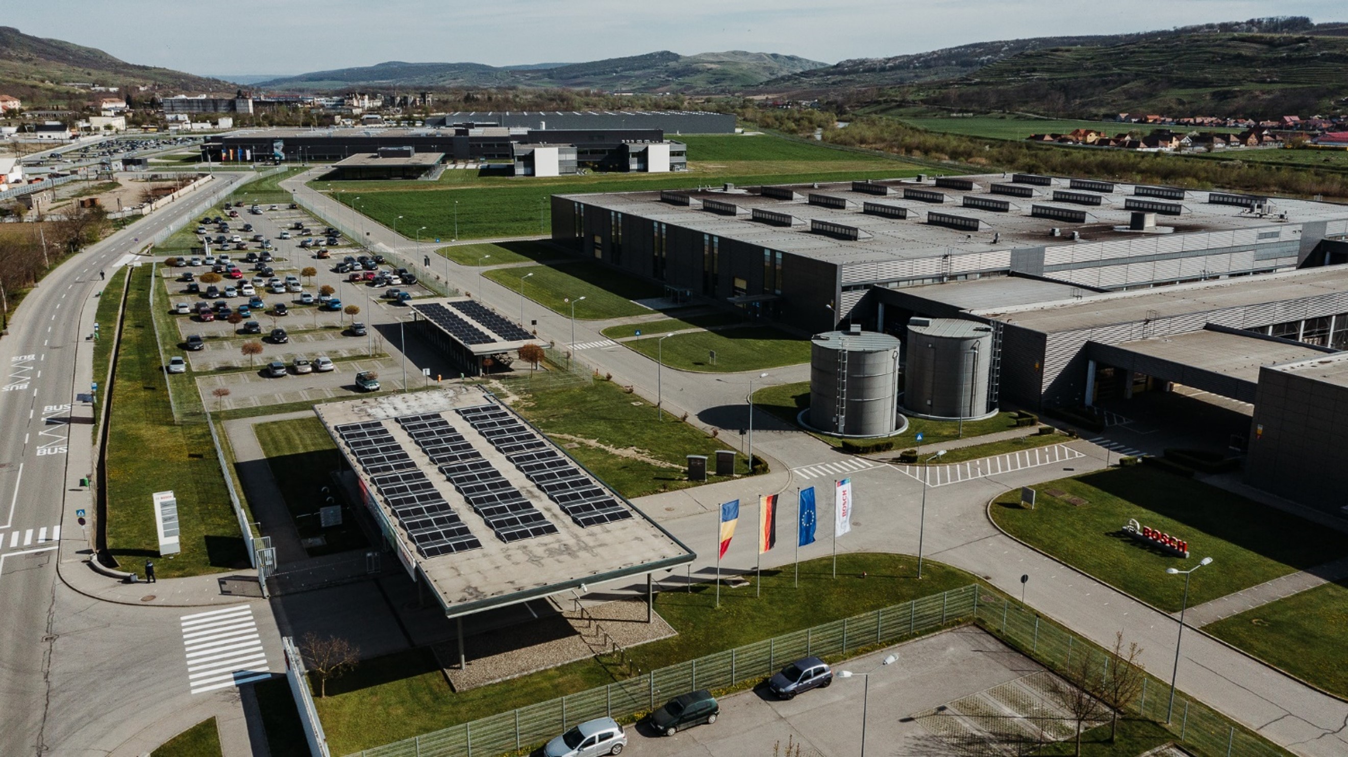 Compania germană Bosch a încheiat anul fiscal 2022 cu vânzări consolidate în valoare de 2,5 miliarde de lei în România, în creştere cu 4%; investiţiile derulate anul trecut s-au ridicat la 410 milioane de lei, în principal în fabricile din Cluj şi Blaj, precum şi la Centrul de Inginerie 