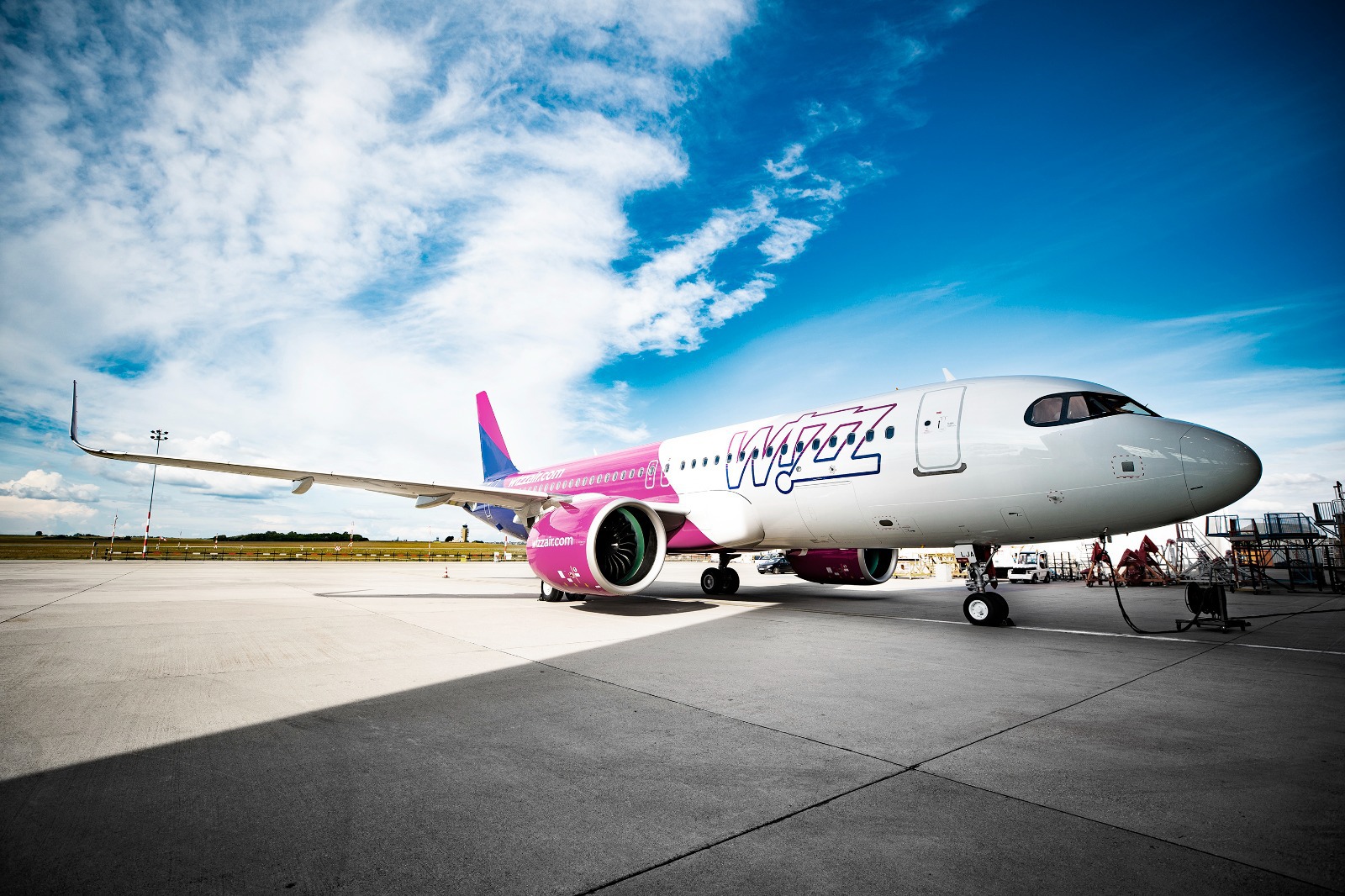 Wizz Air are cea mai mare bază aeriană din reţea în Bucureşti şi 20% din angajaţi sunt români. Ce a mai rămas ungar din compania aeriană? Media lunară a zborurilor este de 2.400 dinspre şi înspre Bucureşti şi 2.000 de la Budapesta.