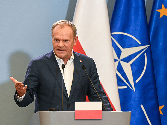 Premierul Poloniei Donald Tusk a criticat decizia Berlinului de introduce controale la graniţele cu toţi vecinii spunând că este „inacceptabil“ şi că acestea „suspendă de facto Schengen la scară mare“. În prima jumătate a acestui an, Germania a trimis înapoi în Polonia 4.600 de migranţi care au intrat în UE pe acolo.
