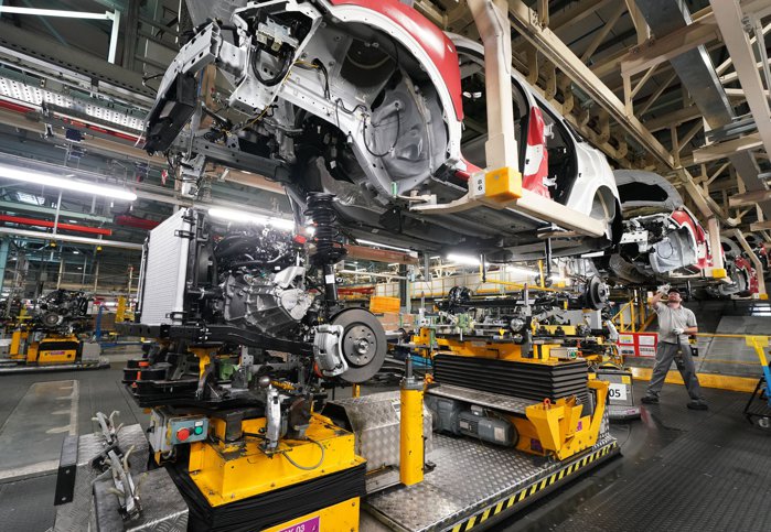 Deşi războiul din Iran duce preţurile combustibililor la noi recorduri, cel puţin 12 producători auto globali încep să renunţe sau să reducă semnificativ planurile pentru maşini electrice