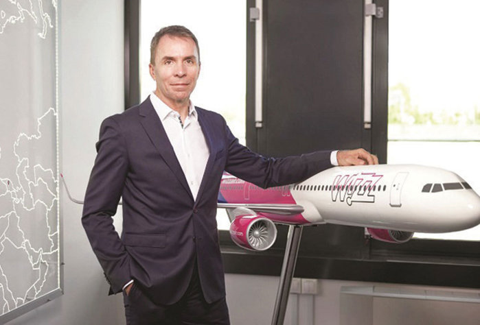 Wizz Air retrage cinci din cele 40 de aeronave cu care operează în România. Compania vinde aproape 19 milioane de bilete în România, dar raportează pe plan local venituri de doar 100 mil. euro din cele 600 mil. euro. Care sunt planurile de viitor ale companiei?