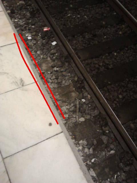 Metrorex “taie” din peroanele de la metrou pentru a...